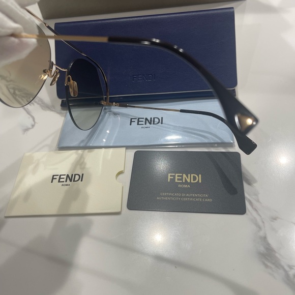 Fendi sunglass with case - Picture 4 of 9